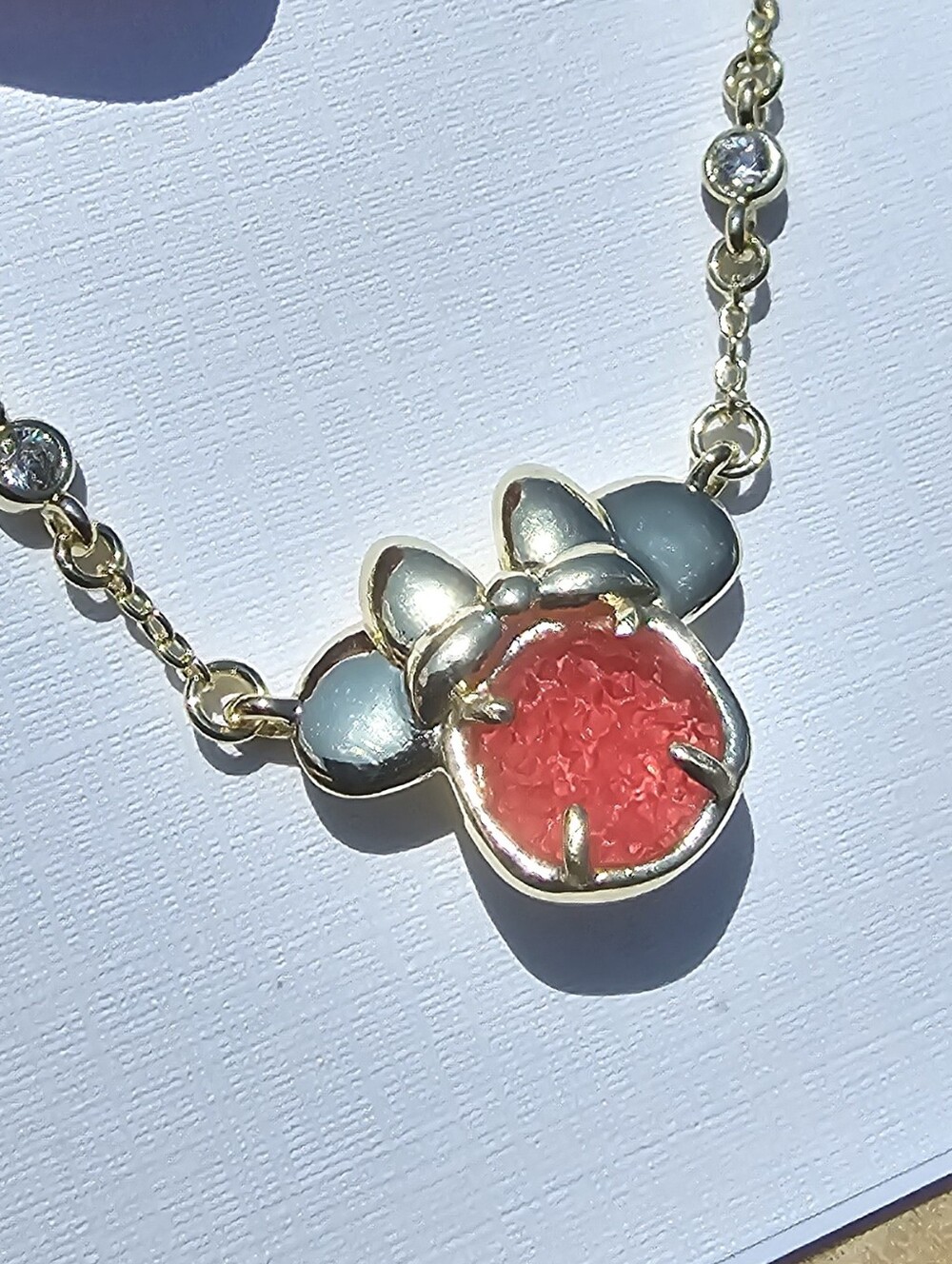 Kendra Scott x Disney Minnie Mouse Necklace In Red Drust - Picture 3 of 3